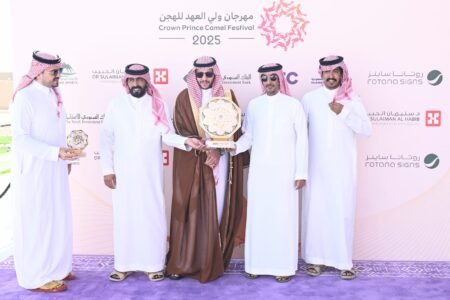 سمو محافظ الطائف  يتوّج الملاّك الفائزين بكؤوس فئة “اللقايا” ضمن مهرجان ولي العهد للهجن