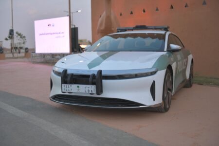 لوحة «أبل 1447» توثق رمزية مهرجان الإبل في معرض وزارة الداخلية