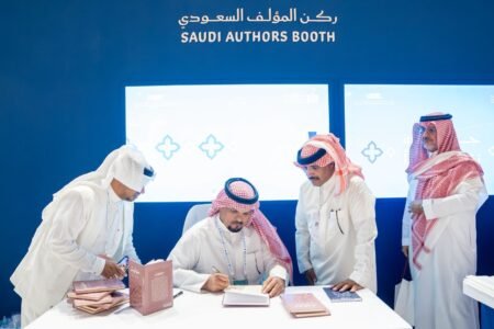 الدكتور تركي القرشي يدشن كتاب “صقر قريش” في معرض الكتاب بجده