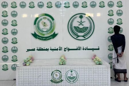 دوريات الأفواج الأمنية بمنطقة عسير تقبض على شخص لترويجه (4) كيلو جرامات من نبات القات المخدر