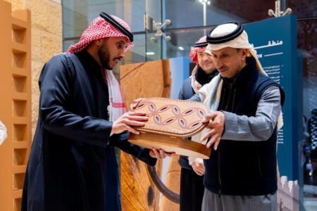 ضمن مسارات برنامج “شتاء السعودية” انطلاق رحلة وزير السياحة على مسار الشمال السياحي من الرياض إلى حائل