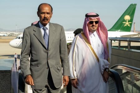 رئيس دولة اريتريا يصل الى جده ونائب امير منطقة في استقباله