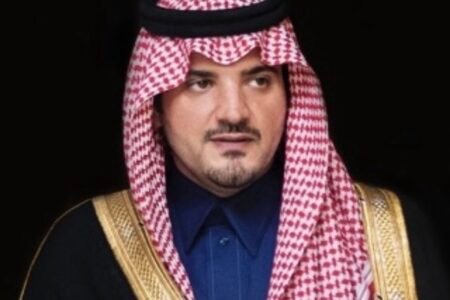 الأمير عبدالعزيز بن سعود يجري اتصالًا هاتفيًا برجل الأمن الجندي ريان آل أحمد ويطمئن على حالته الصحية بعد إصابته أثناء أداء مهامه في المسجد الحرام