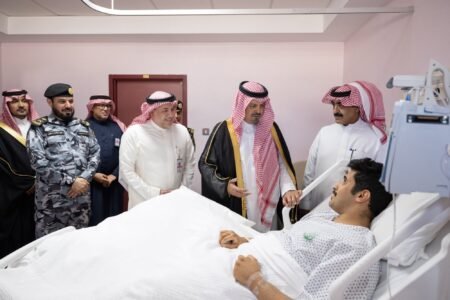 نائب أمير منطقة مكة المكرمة يزور رجل الأمن الجندي ريان آل أحمد