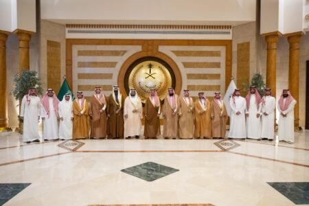 الأمير سعود بن مشعل يسلم وثائق تملّك الوحدات السكنية للمستفيدين من تبرع سمو ولي العهد