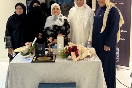 خنساء المدينة تنثر إبداعها بروشن مكة