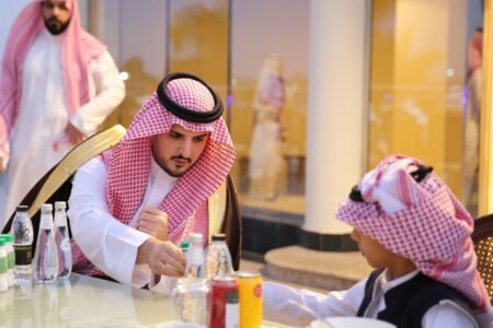 الأمير فواز بن سلطان يشارك أبناء الشهداء والأيتام وذوي الإعاقة ورجال النظافة الإفطار الرمضاني