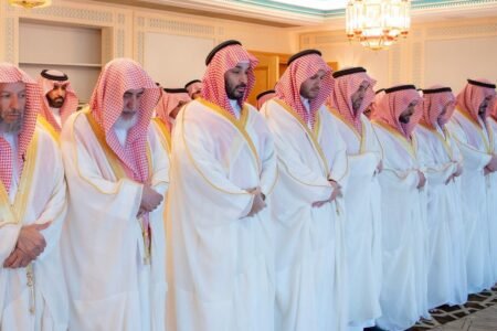 سمو ولي العهد يؤدي صلاة عيد الفطر المبارك في المسجد الحرام بمكة المكرمة