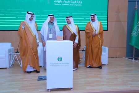 نائب وزير البيئة يكرّم “وقف الجميح” لمبادراته في تحلية المياه بالقرى النائية