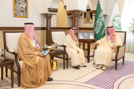 نائب أمير منطقة مكة يطّلع على الدراسات البحثية لمعهد أبحاث الحج والعمرة