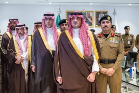 وزير الداخلية يقف على سير عمل مركز القيادة والسيطرة لأمن الحج ويتابع الاستعداد لتنفيذ خطط تصعيد الحجاج إلى عرفات