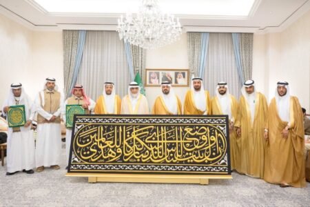 نائب أمير منطقة مكة المكرمة يسلّم كسوة الكعبة المشرفة الجديدة إلى سدنة بيت الله الحرام نيابةً عن خادم الحرمين الشريفين