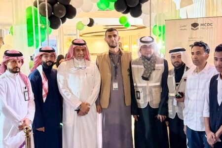 السعوديون يستقبلون حجاج سوريا بماء زمزم والورد والحلويات بمكة