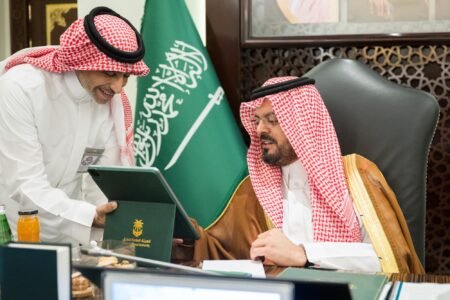 نائب أمير منطقة مكة يُدشّن 10 مشروعات للطرق وحملة “طرق متميزة آمنة” بالمنطقة