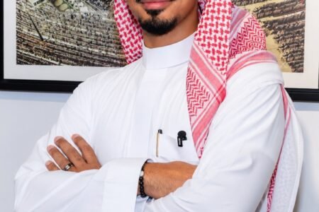 هل أصبح الإنسان خادمًا للتقنية؟.. حين تسرق الشاشات أعمارنا بصمت