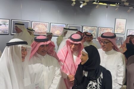 أطياف الحرمين حول العالم.. رحلة بصرية توثق قدسية المكان وإهداء قطعة من كسوة الكعبة للمعرض