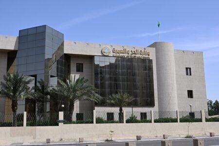 وزارة الحج والعمرة توقف 21 شركة لانخفاض مستوى الأداء وارتكاب مخالفات نظامية