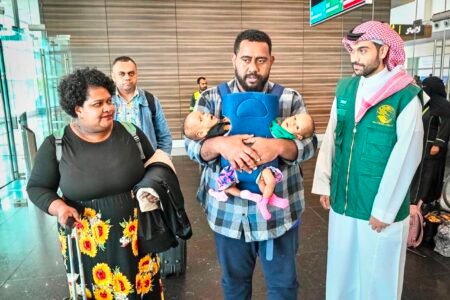 وصول التوأم الفيجي الملتصق “جيسيبيل وديسيسيا” إلى الرياض تنفيذًا لتوجيهات القيادة