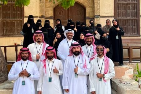 برعاية “هدف” وإشراف وزارة السياحة.. الدكتور بندر الأمير يختتم برنامج تأهيل المرشدين السياحيين بجدة