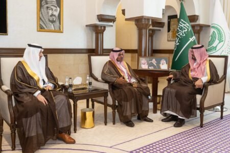 نائب أمير منطقة مكة المكرمة يطّلع على أعمال شركة كروز السعودية
