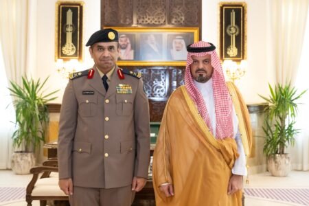 نائب أمير منطقة مكة المكرمة يقلّد مدير الدفاع المدني بالعاصمة المقدسة رتبته الجديدة