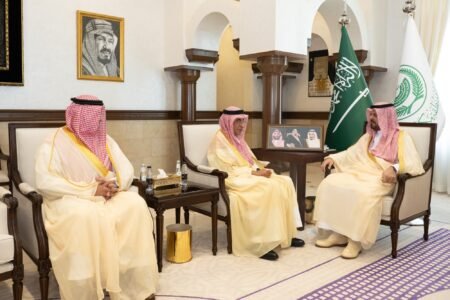 نائب أمير منطقة مكة المكرمة يتسلّم التقرير السنوي لشركة مطارات جدة لعام 2025