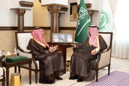 نائب أمير منطقة مكة المكرمة يتسلم التقرير السنوي لبرنامج خدمة ضيوف الرحمن لعام 2025
